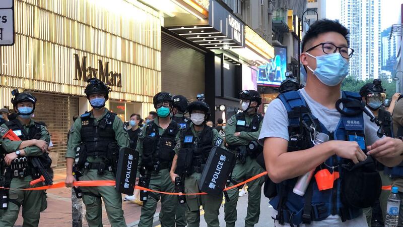 香港警察闹市随意截差途人、记者。（邓颖韬拍摄）