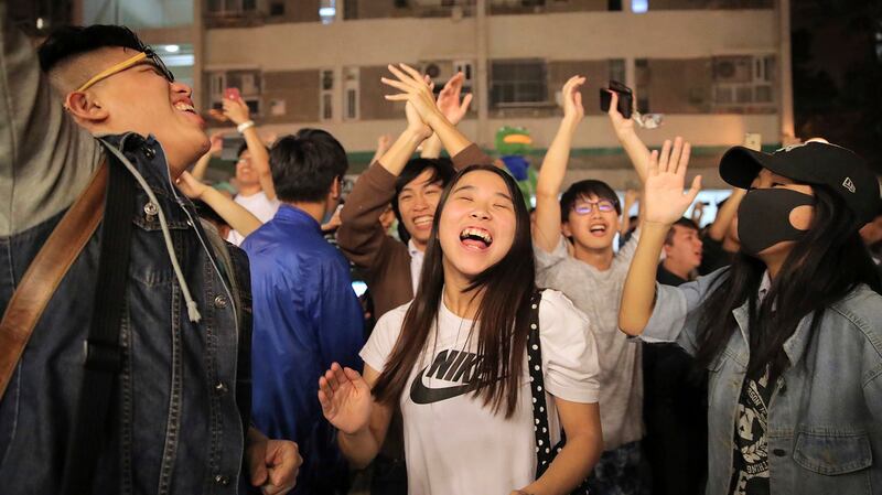 香港地方区议会选举，泛民主派压倒性胜出后，支持者欢呼。（美联社）