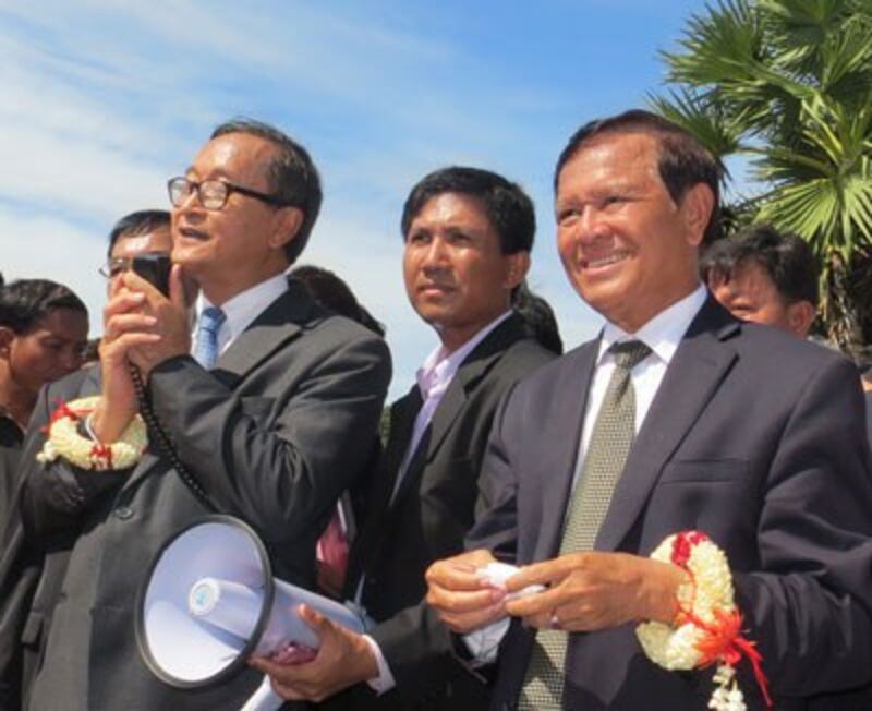 CNRP President Sam Rainsy (L) and Deputy President Kem Sokha (R) address supporters in Siem Reap, Sept. 22, 2013. Credit: RFA