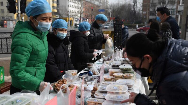 北京一家餐馆在餐厅外面贩售外带餐点，新冠肺炎疫情已对许多生意造成影响。(法新社)