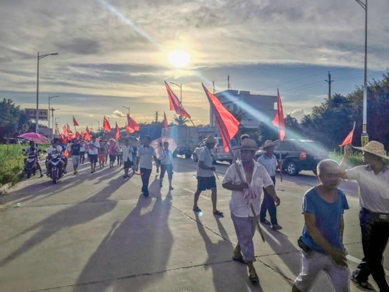 Villagers carrying Chinese national flags protest at Wukan village in southern China's Guangdong province. June 20, 2016. (James Pomfret/Reuters)