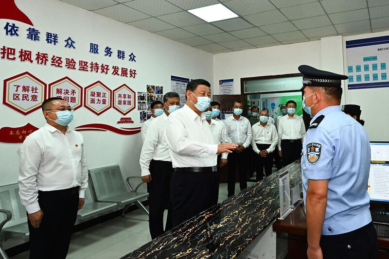 2022 年 7 月 14 日，习近平在新疆维吾尔自治区吐鲁番当地村庄视察公安局。(美联社)