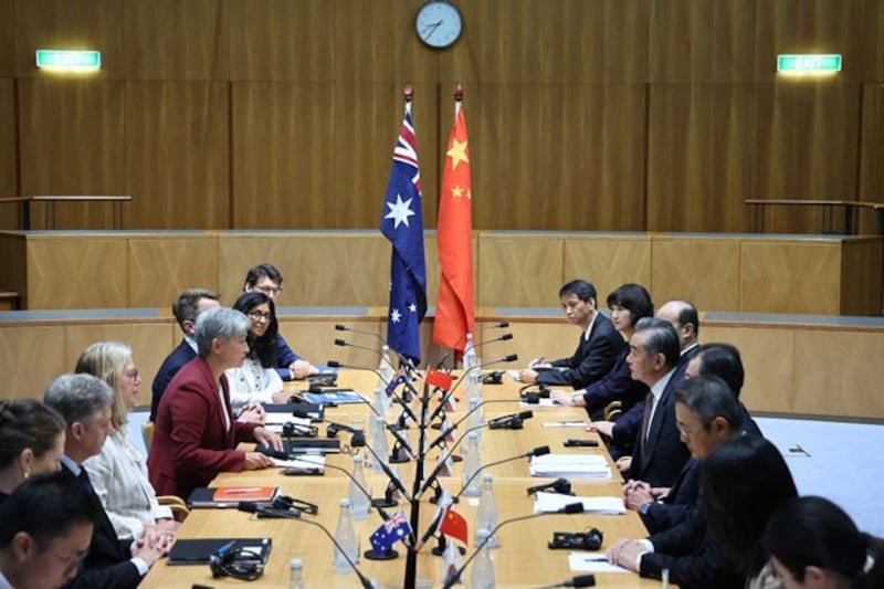 Chinese Foreign Minister Wang Yi (center R) meets with Australian Foreign Minister Penny Wong (center L) in Canberra, March 20, 2024. (David Gray/AFP)