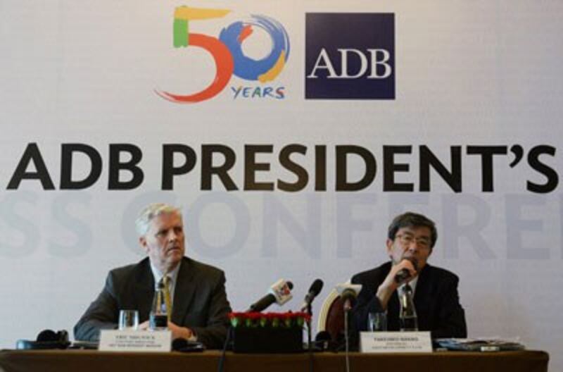 Chủ tịch Ngân hàng Phát triển Châu Á - ADB - Takehiko Nakao (phải) và Giám đốc ADB Eric Sidgwick trong một cuộc họp báo tại Hà Nội ngày 17 tháng 6 năm 2016.