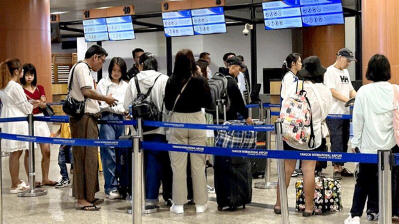 Travelers wait in a security check line in the departure terminal at Yangon International Airport in Yangon, Myanmar, June 2024. (RFA)