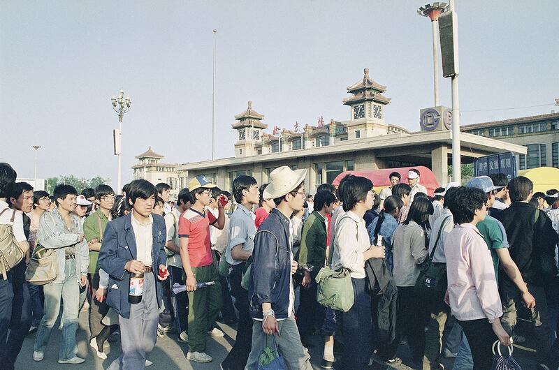 1989年5月26日，学生在北京火车站排队返乡，数千人当晚离开首都。（美联社）