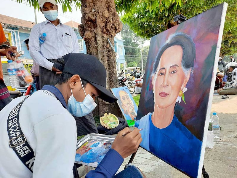 Artists in Mawlamyine in Mon State draw portraits of Aung San Suu Kyi to raise money to support members of the civil disobedience movement. (RFA)