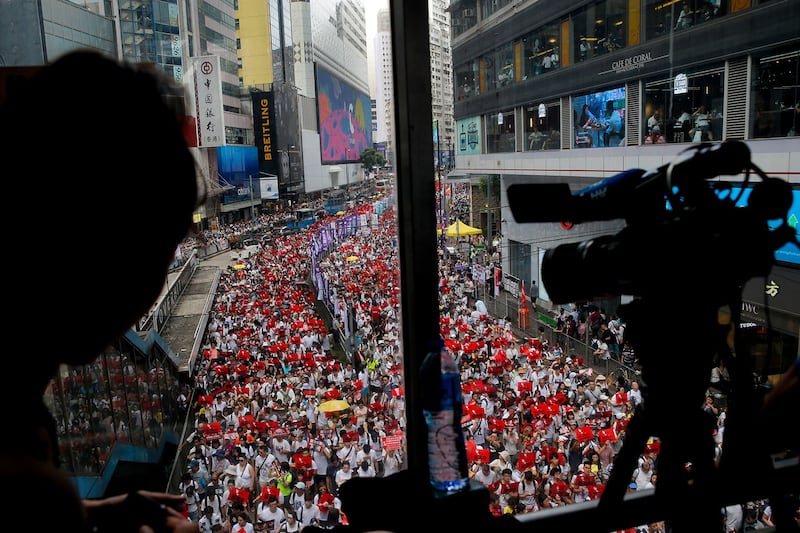 2019年6月9日，香港民间人权阵线举行反对修订《逃犯条例》的大游行，记者在拍摄抗议大游行。（美联社）