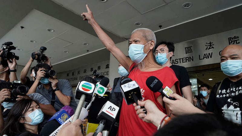 2020年9月30日，被指参与非法集结，社运人士古思尧到达香港法院向媒体发表讲话。（美联社）