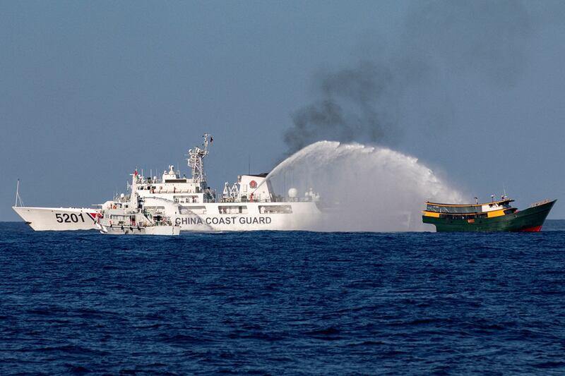 中国海警船舰3月5日在南海有争议的海域，以水炮拦阻菲律宾的运补船只。(路透社)