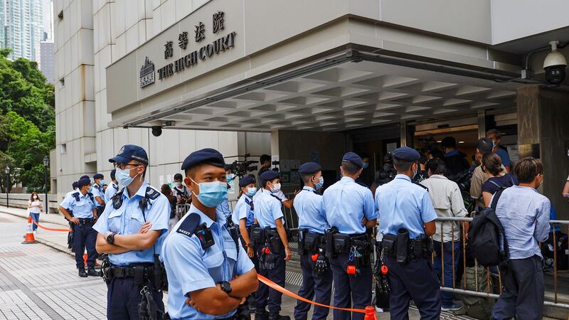 2021 年 7 月 30 日，唐英杰是香港国安法案被控的第一人，在法庭聆讯期间，警察在高等法院外站岗。（路透社）