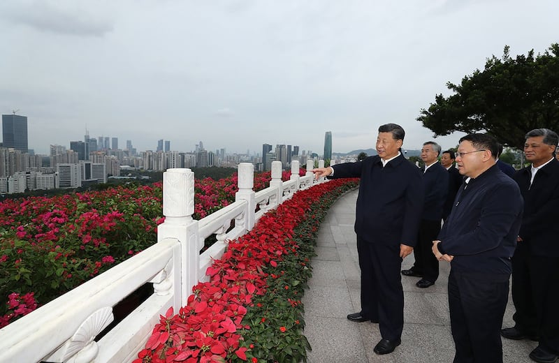 2020年10月14日，中国领导人习近平在广东远望深圳特区。（ Xinhua via AP）