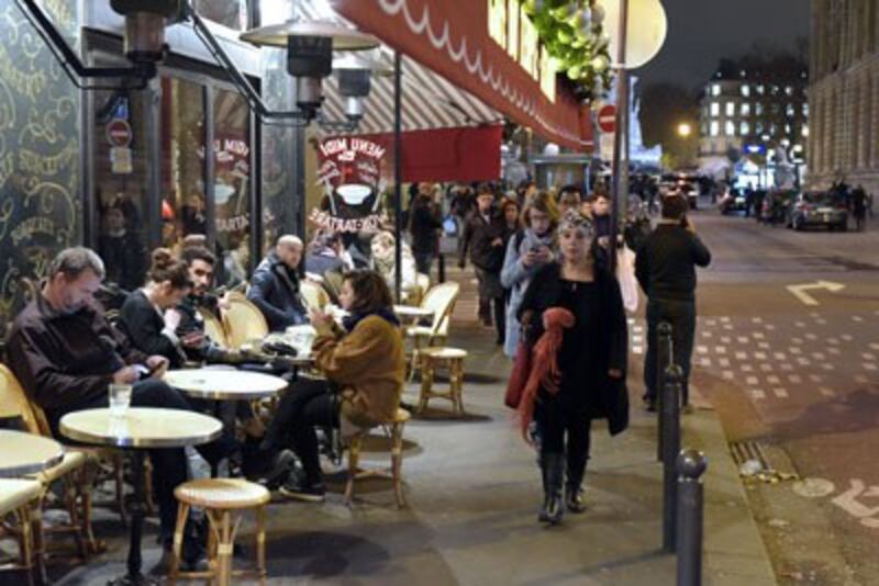 Những quán cà phê lộ thiên ở gần Place de la Republique ở Paris ngày 16 tháng 11, 2015. AFP