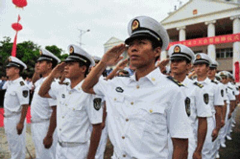 Hải quân Trung Quốc trong lễ bổ nhiệm các quan chức cho cái gọi là TP Tam Sa. AFP photo.