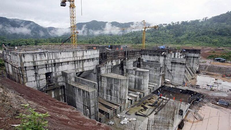 Workers build the regulating dam of the Nam Theun 2 hydropower project on the Nakai Plateau in central Laos' Khammouane province, June 28, 2007.