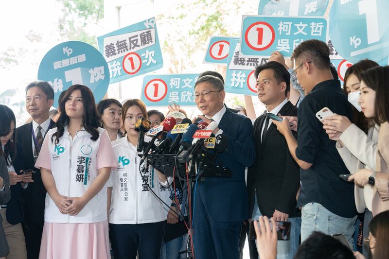 民众党总统候选人柯文哲主张，两岸完全脱钩不可能，交往过程还是要有风险管理概念。(柯文哲竞选办公室提供)