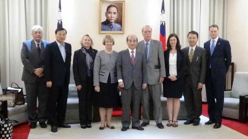 “美国外交政策全国委员会”访问团12日前往立法院拜会前立法院长王金平。（记者夏小华摄）