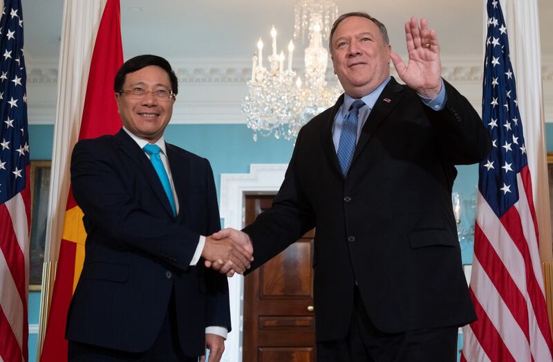 Ngoại trưởng Hoa Kỳ Mike Pompeo bắt tay Phó Thủ tướng kiêm Bộ trưởng Ngoại giao Việt Nam Phạm Bình Minh trước cuộc gặp tại Bộ Ngoại giao ở Washington, DC, ngày 22 tháng 5 năm 2019.