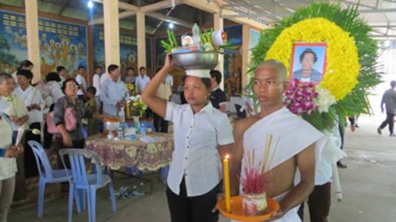 A funeral is held for Mao Sok Chan after he was killed in clashes with authorities in Phnom Penh, Sept. 16, 2013. Credit: RFA