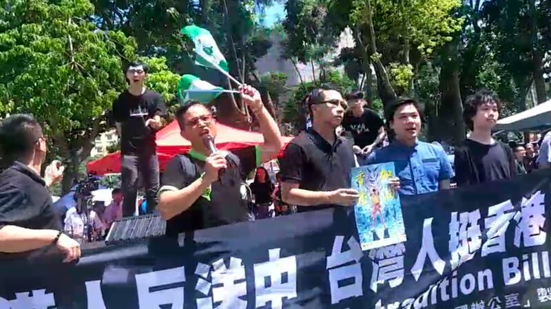 台湾独派团体“台湾国”数名成员赴香港参加七一游行，与香港青年陈家驹等召开记者会。（台湾国提供）