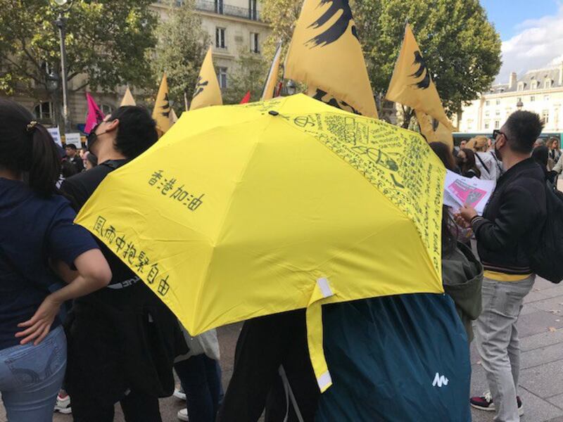 28号是香港雨伞运动争取真普选5周年纪念，持续4个月“反送中”抗争的香港人在全球举行各种集会活动反中共极权并纪念“佔中”，“居法港人撑香港”组织以及支持香港民主的各团体也在巴黎圣米歇尔广场上集会。（记者蔡凌）