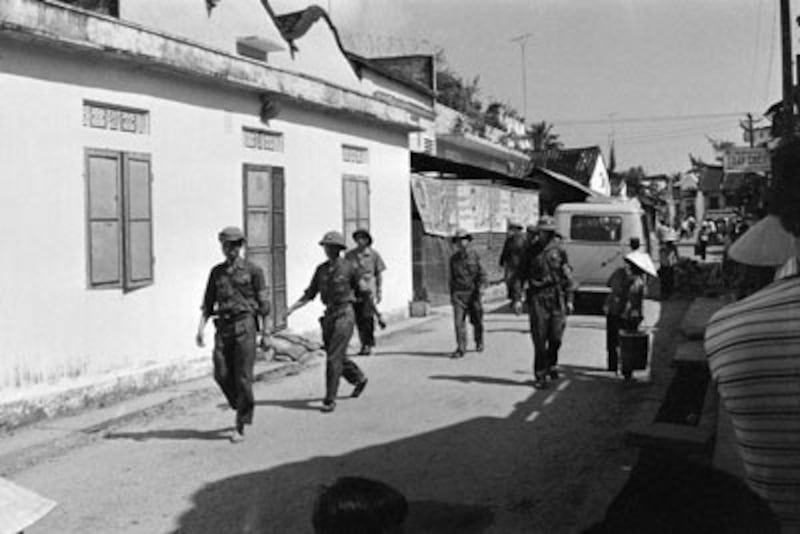 Bộ đội Bắc Việt tuần tra các đường phố Đà Nẵng vào ngày 21 tháng 4 năm 1975. AFP photo