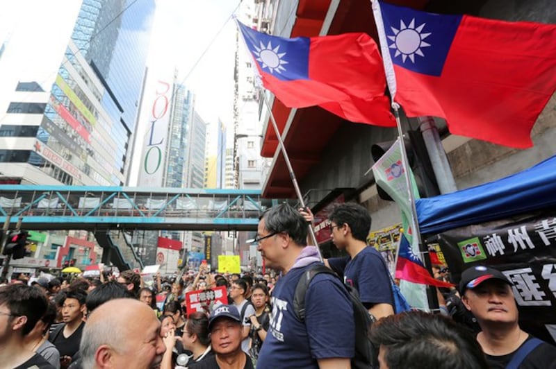 香港反送中运动街头曾看见台湾的青天白日红旗。（路透社）