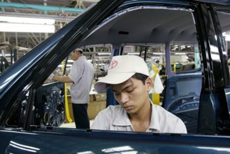 Công nhân lắp ráp một chiếc xe tại nhà máy Toyota đặt ở Vĩnh Phúc ngày 01 tháng 7 năm 2004.