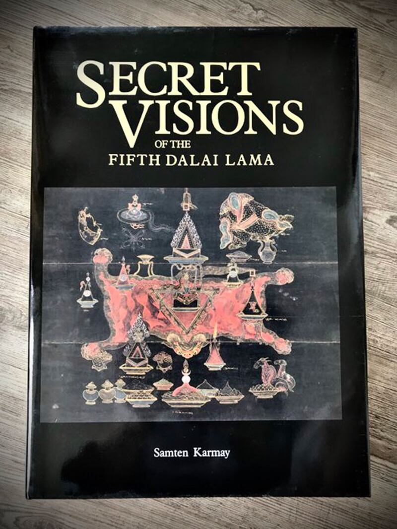 图说：一本有关第五世尊者达赖喇嘛的画册，于1998年在伦敦出版（<< Secret Visions of the Fifth Dalai Lama: The Gold Manuscript in the Fournier Collection Musee Guimet, Paris >>）。作者是著名藏学家卡尔梅·桑丹（Samten G. Karmay）。