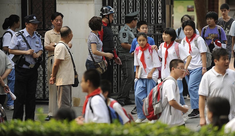 北京新学期第一天，警察和保安在北京一所学校外巡逻。(法新社)