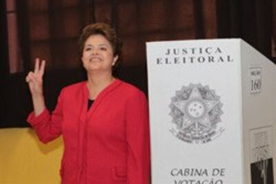 Dilma Rousseff, ứng cử viên tổng thống của Đảng Lao động, nở nụ cười sau khi biểu quyết tại Porto Alegre, bang Rio Grande do Sul, trong cuộc tổng tuyển cử của Brazil, ngày 3 Tháng 10 năm 2010. PHOTO: PAULO Pinto / AGENCIA Estado / AE.