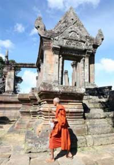 Một Thầy tăng Phật giáo Campuchia tại đền Preah Vihear ở tỉnh Preah Vihear. AFP PHOTO/TANG CHHIN SOTHY. 