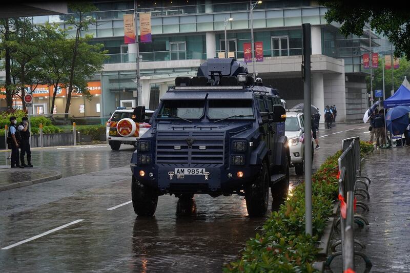 2022年7月1日，香港警方在湾仔仪式场地周围部署防暴车。（RFA）