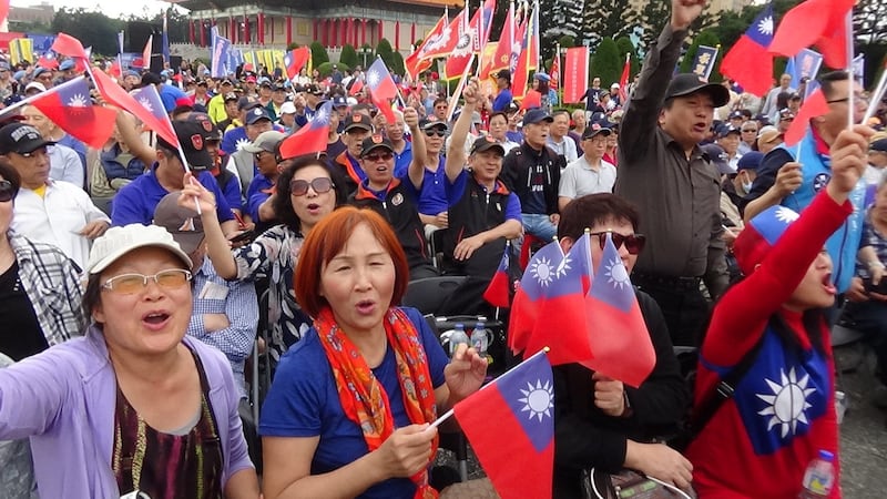 蒋介石纪念会台下一群人高喊“征召韩国瑜”。（记者夏小华摄）