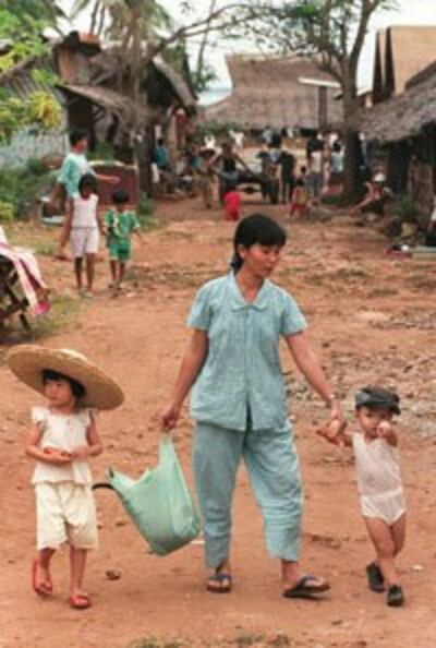 Một phụ nữ Việt Nam với hai đứa con nhỏ trong trại tị nạn ở Puerto Princesa, Philippines ngày 11 tháng 1 năm 1996. AFP photo 