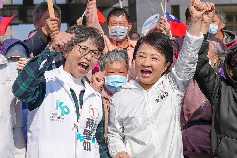 國民黨台中市長盧秀燕（右）公開替民眾黨立委候選人蔡壁如拉票。（蔡壁如臉書圖片）