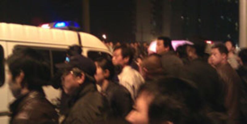 shanghai_riot_bystanders305.jpg