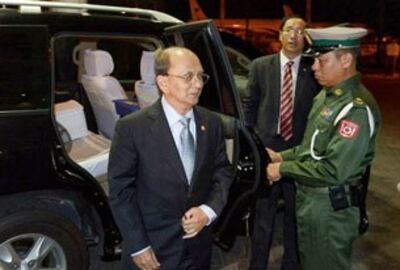 Tổng Thống Myanamar Thein Sein đến sân bay quốc tế Yangon để lên đường viếng thăm Hoa Kỳ, ngày 17 tháng 5 năm 2013.