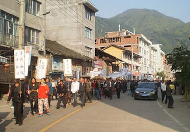 2012年10月14日，福建省寧德市犀溪鎮上千村民於鎮上遊抗議，沿途政府未有派人阻止。（村民司徒女士提供）