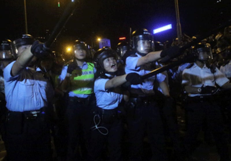 Hong Kong police confront pro-democracy activists early Dec. 1, 2014 local time. (Photo by EyePress News)