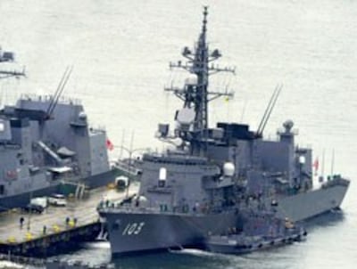 Tàu khu trục của Hải quân Nhật Bản tại cảng nhà Sasebo, Nagasaki vào ngày 19 tháng 2 năm 2013. AFP PHOTO.