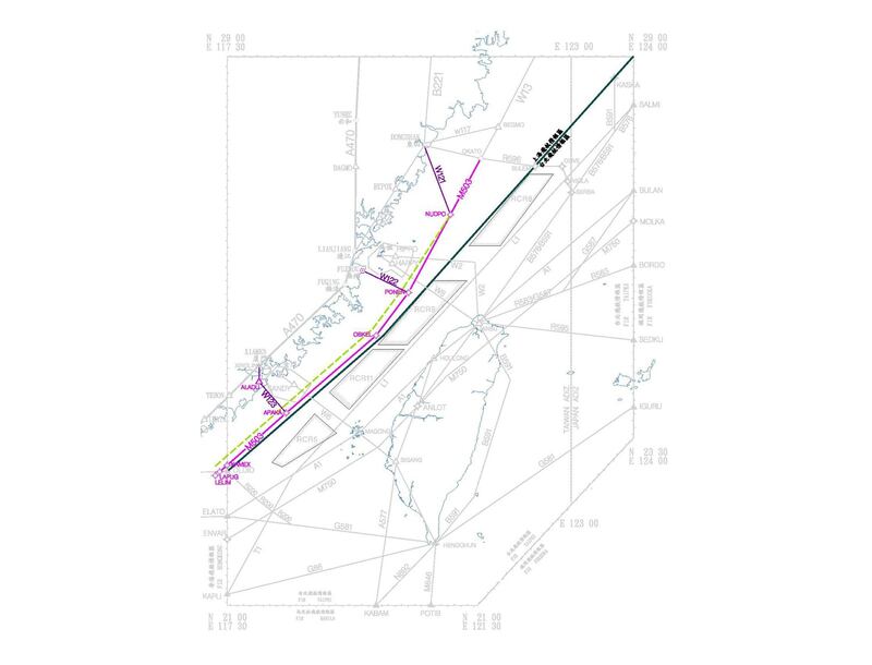 M503和三条联络线（W121、W122、W123）的航路图。玫红色为原始M503航线，绿色虚线为偏置（6海里）后的偏置M503航线，可以看到更靠近大陆一侧了。（维基百科）