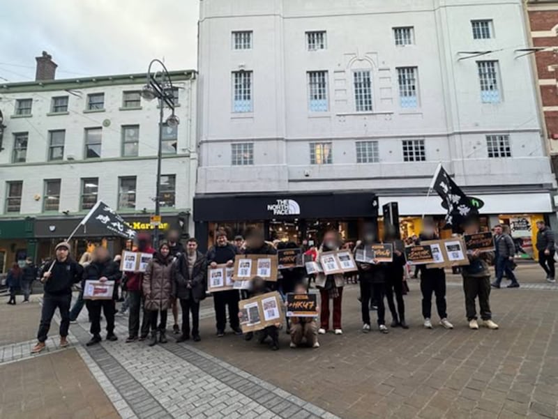 英国港人举行集会，抗议香港“四十七人案”判刑，图为其中周六（11月30日）在列斯举行的默站抗议。