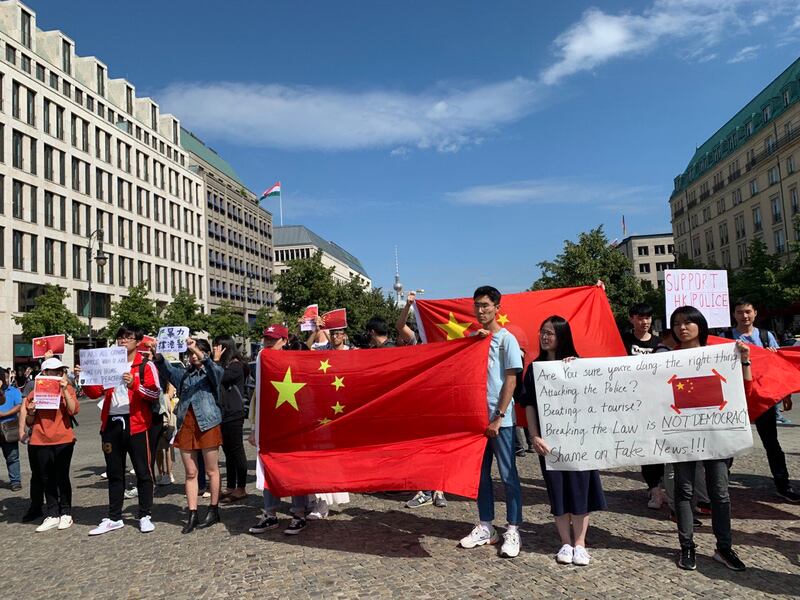 在德國知名研究機構馬普所留學的中國學者，在德國聲援香港反送中抗議期間，接受中國使館安排，發起抗議香港行動者的行動。 （吳亦桐提供）