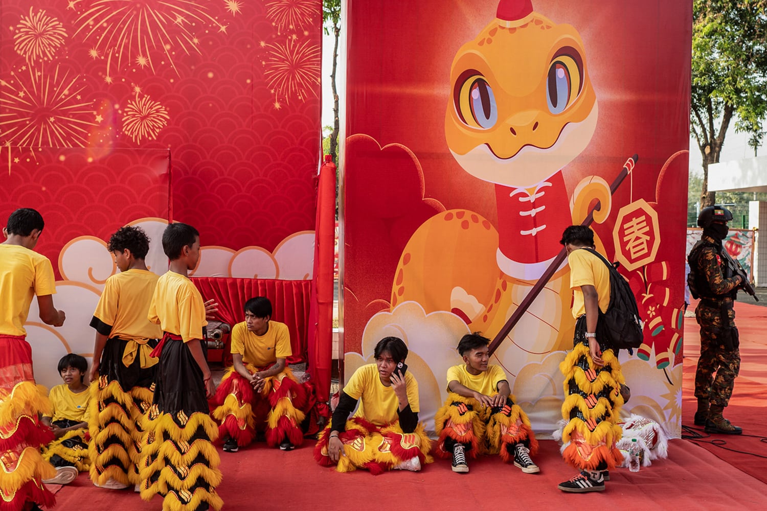 Chinesische Darsteller warten darauf, am 25. Januar 2025 an einer Feier in Yangon teilzunehmen.