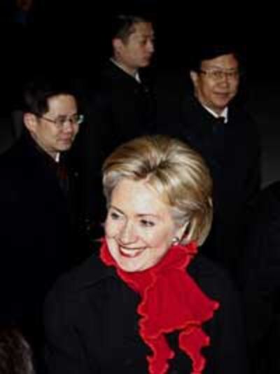 Ngoại trưởng Mỹ Hillary Clinton tại sân bay ở Bắc Kinh ngày 20 tháng 02 năm 2009, Bà Clinton đến đây để hội đàm với các nhà lãnh đạo Trung Quốc về biến đổi khí hậu và an ninh. AFP PHOTO / Greg BAKER / POOL.