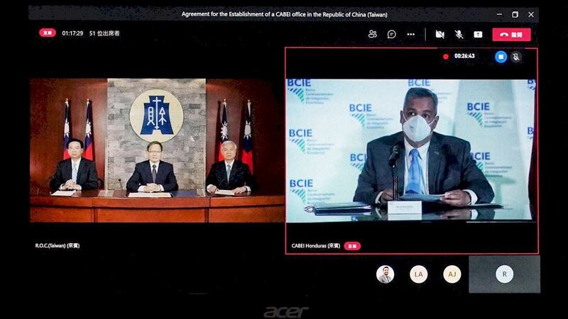 台湾与中美洲银行视讯签署协定，台湾外交部长吴钊燮（左图左1）、财政部长苏建荣（左图左2）、中央银行总裁杨金龙（左图左3），及CABEI总裁Dante Mossi（右图）出席。（财政部提供）