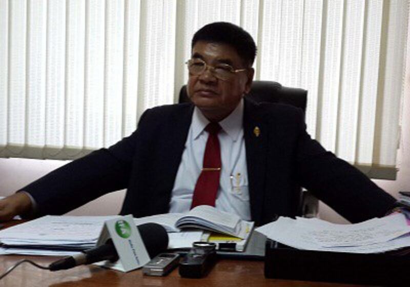 Senior CPP member and National Assembly Finance Commission chairman Cheam Yeap sits in his office in Phnom Penh, Oct. 10, 2013. Photo credit: RFA. 