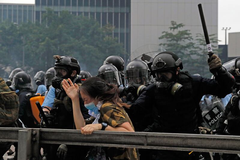 2019年6月12日，香港市民反《逃犯条例》的示威活动中，抗议者被防暴警察袭击。（美联社）