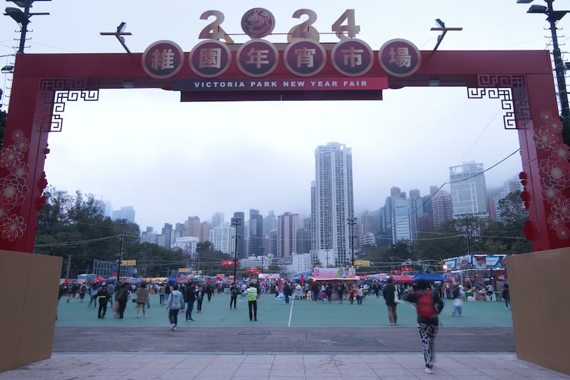 維園年宵於周日（4日）開幕，人流稀疏，氣氛不及以前。（李子俊攝）